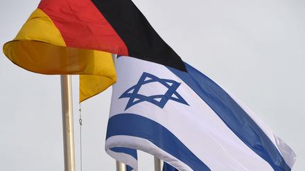 Die Fahnen von Deutschland und Israel wehen 2015 in Berlin am Pariser Platz. 
