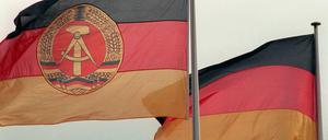 Die Fahne der Bundesrepublik Deutschland und der Deutschen Demokratischen Republik wehen nebeneinander.