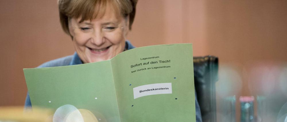 Kann wieder am Kabinettstisch Platz nehmen - nur mit wem? Kanzlerin Angela Merkel.