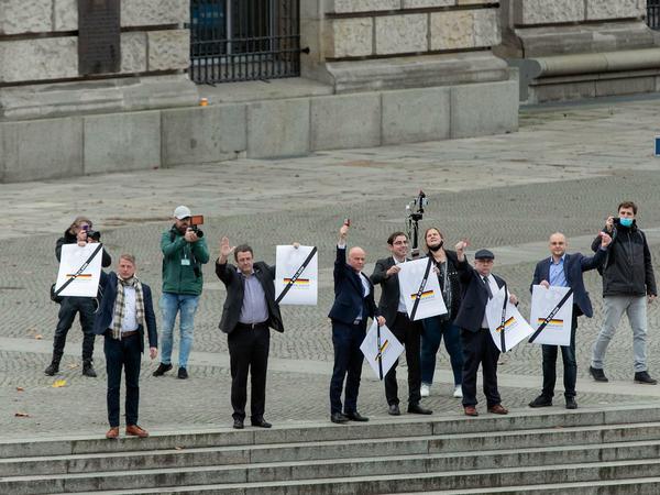 AfD grüßt Coronaleugner. Abgeordnete der Partei winken vom Platz vor dem Bundestag der Demonstration der "Querdenker" zu.