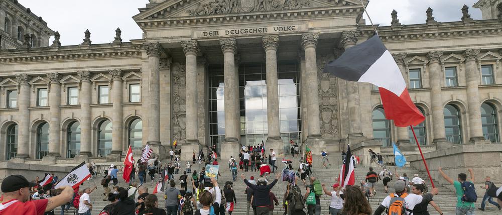 Gruppen aus dem Querdenker-Milieu bei einer Demonstration vor dem Bundestag (Archivfoto). 