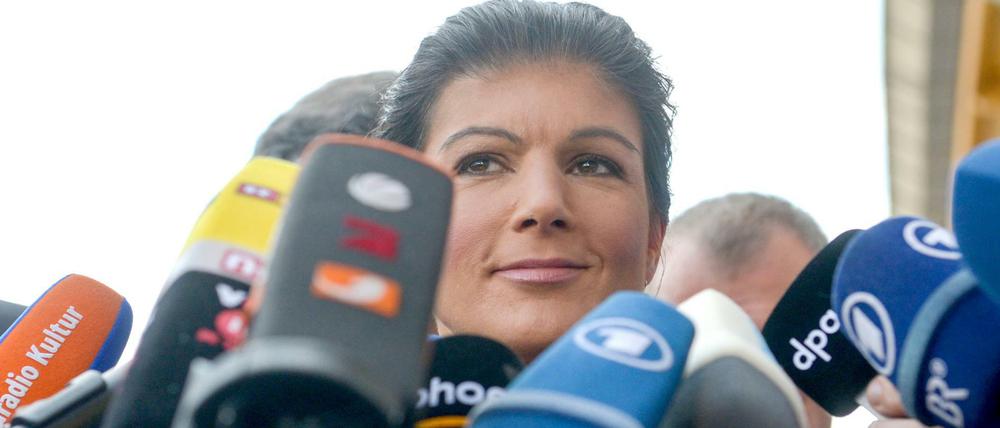 Die Linke-Fraktionsvorsitzende Sahra Wagenknecht äußert sich zum Tortenwurf 