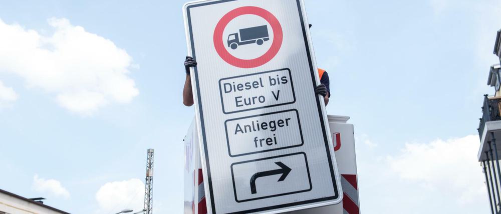 Hamburg: Ein Fahrverbotsschild für Lastwagen mit Diesel-Motor bis Euro 5 wird an der Max-Brauer-Allee aufgehängt. 
