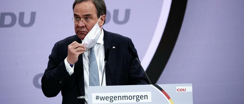 Vor seinem Auftritt beim CDU-Parteitag nimmt Armin Laschet seine Maske ab.