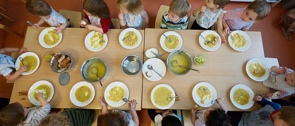 Mittagessen in einer Hamburger Kita. Vor allem in Westdeutschland steigt die Nachfrage für die unter Dreijährigen.