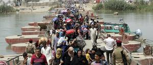 Auf der Flucht vor dem Terror: Einwohner aus Ramadi versuchen sich, vor den "Gotteskriegern" in Sicherheit zu bringen.