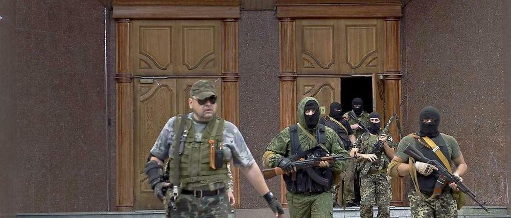 Separatisten am Montag vor der von ihnen besetzten Zentralbank im ostukrainischen Donezk