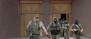 Separatisten am Montag vor der von ihnen besetzten Zentralbank im ostukrainischen Donezk
