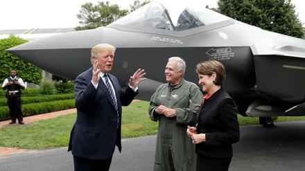 US-Unternehmen dürfen unbegrenzt an Politiker spenden. Hier US-Präsident Trump mit Marillyn A. Hewson, Präsidentin und CEO des US-Rüstungsunternehmens Lockheed Martin.
