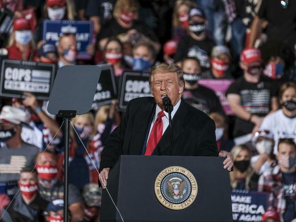 Donald Trump in seinem Element: Mit der Kontroverse um den Supreme Court peitscht er seine Anhänger auf, hier bei einer Rallye in Swanton, Ohio am Montag. 