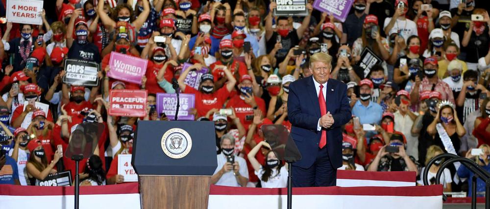 Donald Trump ist vor tausenden Anhängern in Nevada in seinem Element.