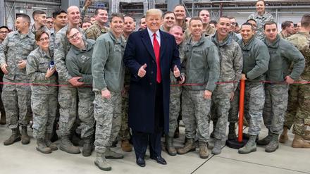 Immer für ein Foto gut: Donald Trump mit US-Soldaten in Rammstein.