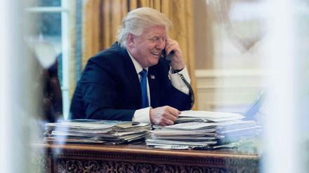 US-Präsident Donald Trump im Oval Office bei seinem Telefonat mit Angela Merkel.