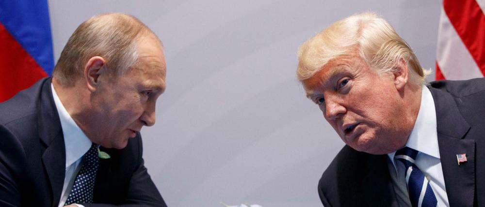 Wladimir Putin (links), Präsident von Russland, und Donald Trump, damaliger Präsident der USA, sprechen miteinander beim G20-Gipfel 2017 in Hamburg.