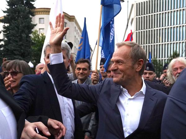 Polens liberaler Ex-Premier Donald Tusk ist nach mehreren Jahren bei der EU in Brüssel als Oppositionsführer nach Polen zurückgekehrt. Er unterstützt die Solidaritätskundgebungen für freie Medien. 