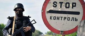 Ein ukrainischer Soldat an einem Grenzposten nahe Donezk