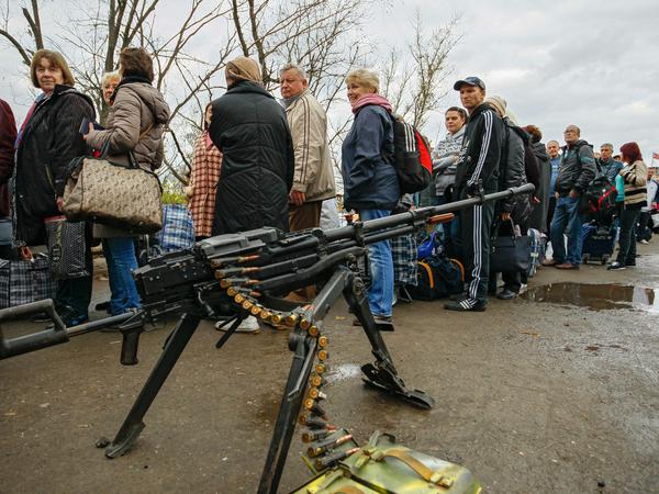 Geteiltes Land: Wartende an einem Checkpoint zwischen dem von Rebellen besetzten Gebiet und der aus Kiew kontrollierten Ukraine 2017
