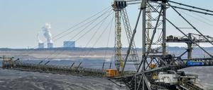 Braunkohle-Tagebau in der Lausitz: Der Ausstieg aus der Kohle soll durch Investitionen in der Region kompensiert werden. Wer soll das bezahlen?