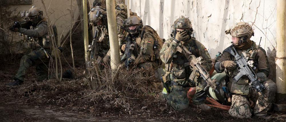 Bundeswehrsoldaten der Eliteeinheit Kommando Spezialkräfte (KSK) trainieren in Magdeburg (Sachsen-Anhalt) den Häuserkampf und eine Geiselbefreiung. (Archivbild)