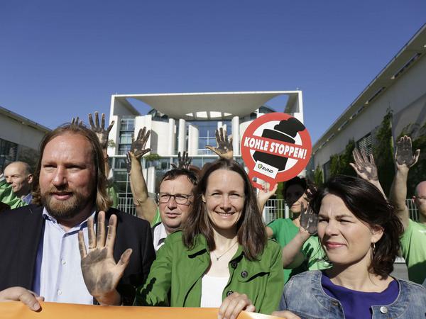 Die Grünen um Annalena Baerbock und (im Hintergrund Oliver Krischer" bei einer Demo für einen schnelleren Kohleausstieg