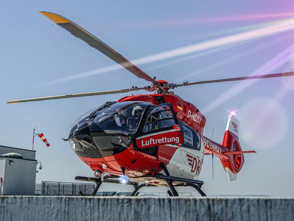 Ein Hubschrauber der DRF Luftrettung, die ebenfalls bei Patientenverlegungen aushelfen kann.