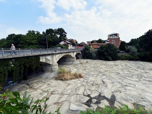 Auch der Sangone, ein Zufluss des Po, ist ausgetrocknet. Wie hier bei Turin führt er kaum noch Wasser. 