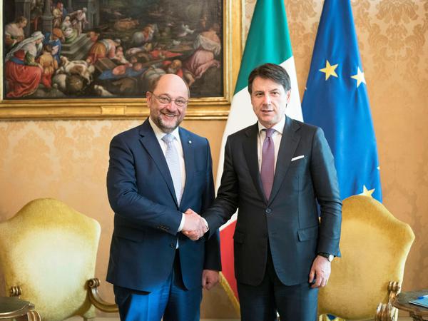 Martin Schulz (l) sieht Italien stark von der Libyen-Krise betroffen. 