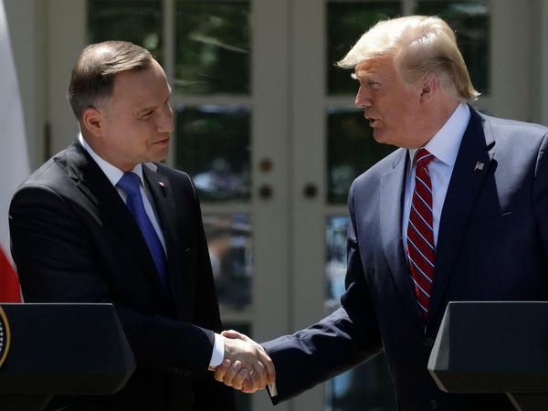 Befinden sich beide im Wahlkampf: Polens Präsident Duda (l) und US-Präsident Trump (Hier bei einem Treffen im Juni 2019)