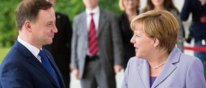 Bundeskanzlerin Angela Merkel (r, CDU) begrüßt den neuen polnischen Präsidenten Andrzej Duda am 28.08.2015 vor dem Bundeskanzleramt in Berlin. 