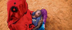 In Not. Diese Frau und das Kind in Äthiopien sind zwei von Millionen Menschen, die in Ostafrika an Hunger leiden.
