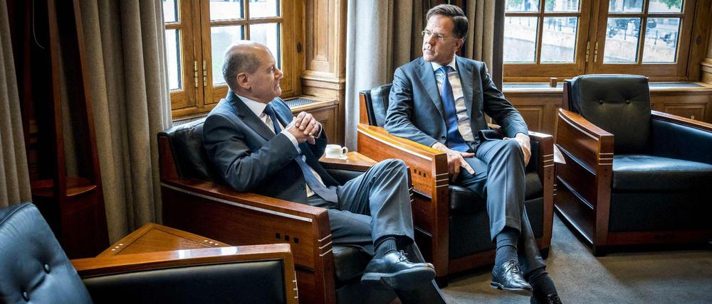 Der Bundeskanzler redet bei einem Besuch in Den Haag mit dem niederländischen Premier. 