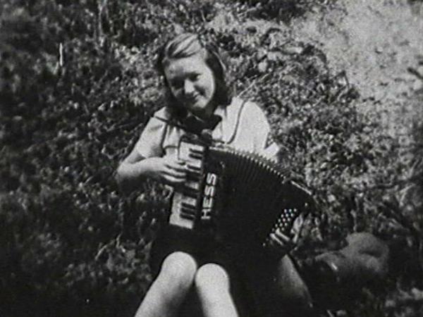 Eva Sternheim-Peters mit ihrem geliebten Akkordeon während der Elsass-Fahrt der Jungemädel 1941.
