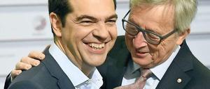 Versuch's doch mal mit einer Krawatte - dies könnte EU-Kommissionspräsident Juncker gesagt haben, als er den griechischen Regierungschef Tsipras in Riga begrüßte.