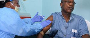 Dieser Arzt nimmt in Monrovia an einem Testlauf für einen Ebola-Impfstoff teil.