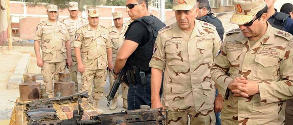 Truppenbesuch: Nach den Anschlägen auf dem Sinai informiert sich Ägyptens Präsident al Sisi (r.) über die Ausrüstung seiner Soldaten.