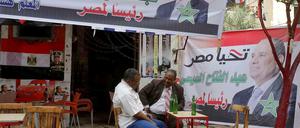 Das ganze Land ist mit Plakaten des Generals al Sissi zugehängt worden. Trotzdem musste die Wahlkommission die Wahlbeteiligung schönen, weil auch an drei Wahltagen nicht genügend Ägypter von ihrem Stimmrecht Gebrauch machen wollten. 