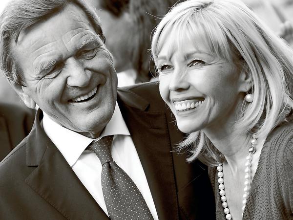Glücklichere Zeiten: Der ehemalige Bundeskanzler Gerhard Schröder (SPD) und seine Frau Doris im August 2009 auf dem Opernplatz in Hannover.