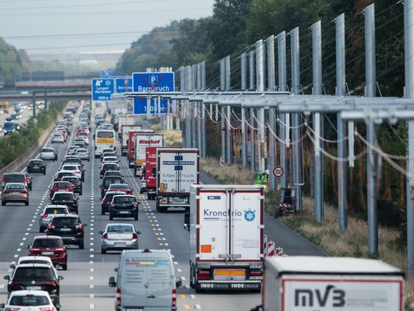 Auf Teststrecken können E-Lastwagen in Deutschland seit 2018 mit Oberleitung fahren. 