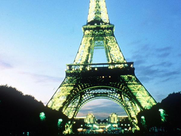 Wird am Montagabend in Regenbogenfarben leuchten: Der Eiffelturm in Paris. 