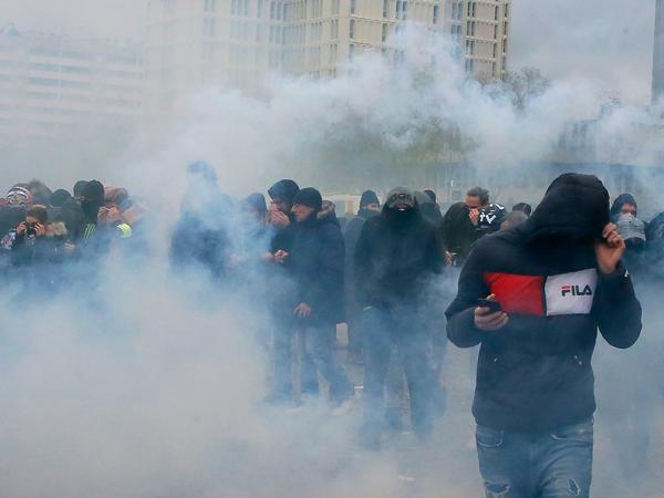 Demonstranten sind während eines Protestes von Tränengas umgeben. 