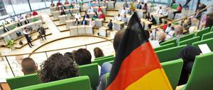 Per Gesetz nicht mehr deutsch? Szene einer Einbürgerungsfeier im sächsischen Landtag
