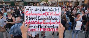Demonstration gegen die Maßnahmen zur Eindämmung des Corona-Virus in Köln. 