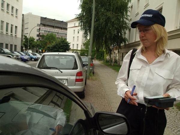 Eine Mitarbeiterin des Ordnungsamts Berlin Wilmersdorf-Charlottenburg schreibt einen Strafzettel.