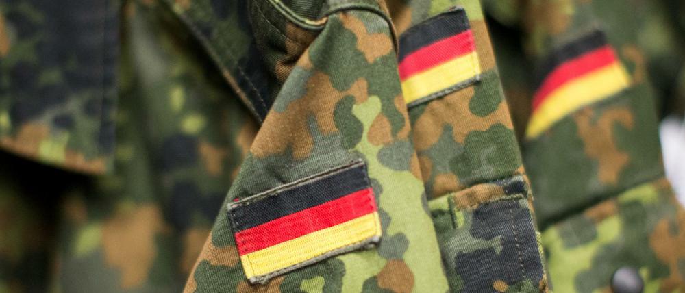 Uniform-Jacken der Bundeswehr mit ansgenähter Deutschlandflagge.
