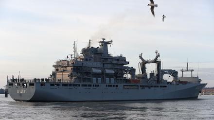 Nato-Schiffe mit dem Einsatzgruppenversorger «Bonn» (Foto) als Führungsschiff sind zum Anti-Schleuser-Einsatz im Seegebiet zwischen Griechenland und der Türkei eingetroffen.