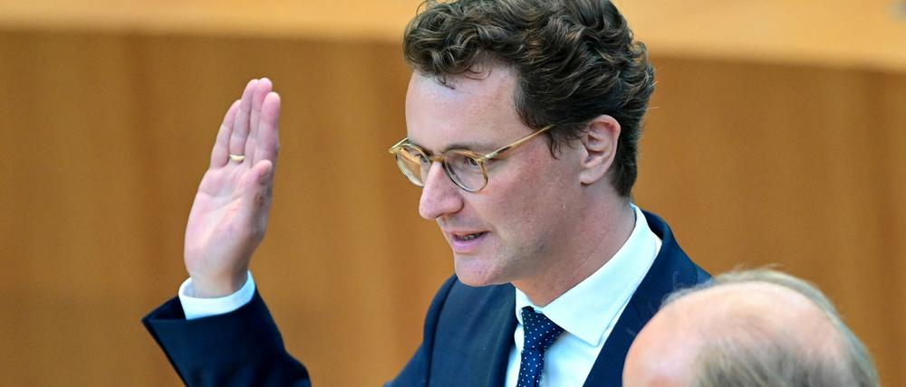 Hendrik Wüst wird nach seiner Wiederwahl im Landtag von Nordrhein-Westfalen eingeschworen.