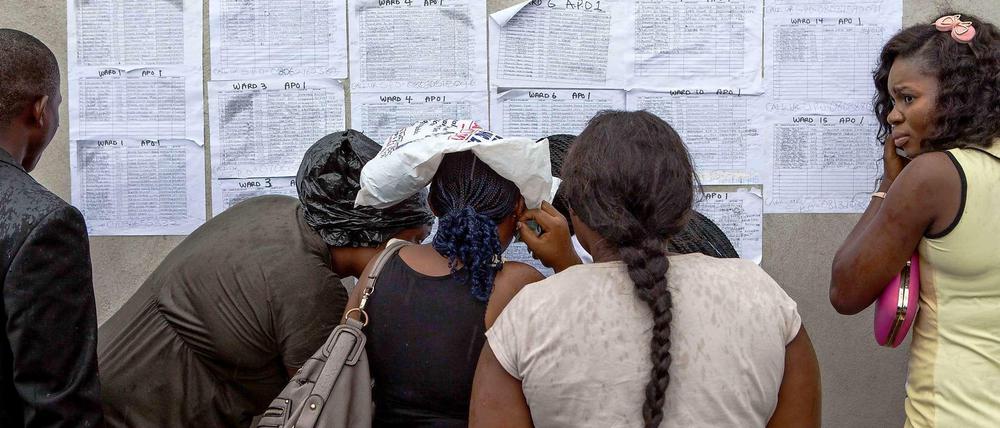 Wahlhelferinnen studieren im Heimatstaat des Präsidenten Bayelsa die ausgehängten Wählerlisten. Am Samstag sind rund 70 Millionen Nigerianer zur Präsidentenwahl aufgerufen, von denen rund 58 Millionen ihre dauerhaften Wählerkarten abgeholt haben, die sie zur Wahl berechtigen. 