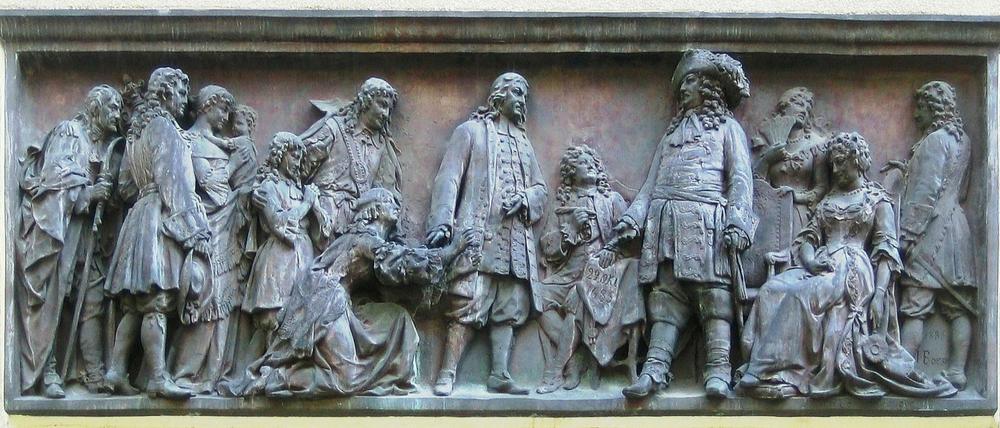 Wie es sich darstellt: Das Relief am Französischen Dom in Berlin zeigt den "Empfang der Hugenotten durch den Großen Kurfürsten".