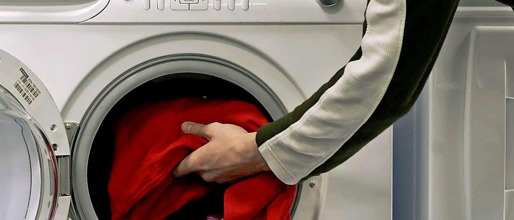 Sparen beim Waschen: Waschmaschine gut füllen und niedrigere Temperaturen wählen.