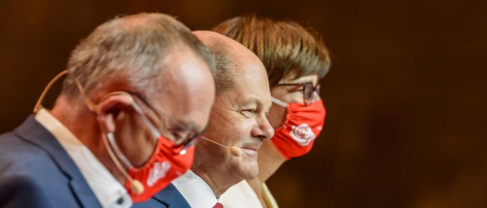 Nur nicht auseinanderdividieren lassen: Kandidat Olaf Scholz mit den Parteichefs Norbert Walter-Borjans (links) und Saskia Esken.